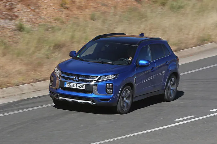 Aber die Japaner möbeln das Kompakt-SUV noch einmal auf. Und das hat einen einfachen Grund: Statt den Hochsitz bereits abzulösen, wird der Nachfolger nach dem Einstieg von Nissan im Jahr 2016 auf einer gemeinsamen Plattform stehen. Das verzögert den Modellwechsel um rund zwei Jahre, wird dann allerdings Elektrifzierung in verschiedenen Varianten ermöglichen.