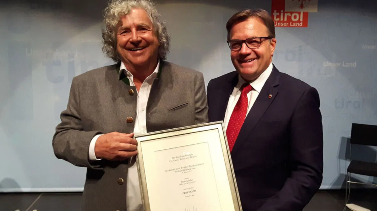 In Vertretung des Bundespräsidenten verlieh Landeshauptmann Günther Platter dem Künstler Hans Salcher den Titel Professor