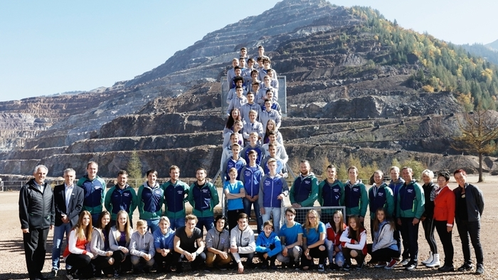 Bei strahlendem Sonnenschein trafen sich Sportlerinnen und Sportler des Nordischen Ausbildungszentrums, die eine Lehre absolvieren beziehungsweise die Polytechnische Schule besuchen, sowie Trainer, Lehrer und NAZ-Verantwortliche zum großen Fotoshooting am Erzberg.