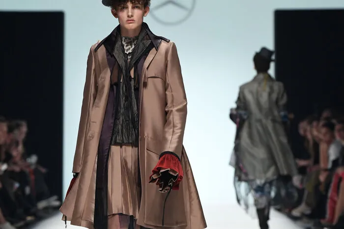 Designer Mnisi (28) aus Johannesburg zeigte zum Auftakt etwa knallbunte Anzüge. Das Magazin "Forbes Africa" hatte den Modeschöpfer im vergangenen Jahr zu den "Top 30 unter 30" gewählt, also zu einer der spannendsten jungen Persönlichkeiten. "Ich will ehrliche Designs schaffen, die auch zeigen, wo ich herkomme", sagt er.