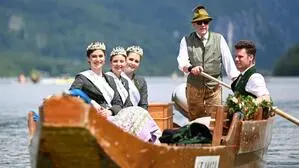 Die amtierende Narzissen-Königin Claudia Walkner (Mitte) mit ihren Prinzessinnen Theresa Kaiser (links) und Leonie Krasnitzer (rechts) beim Bootskorso am Grundlsee