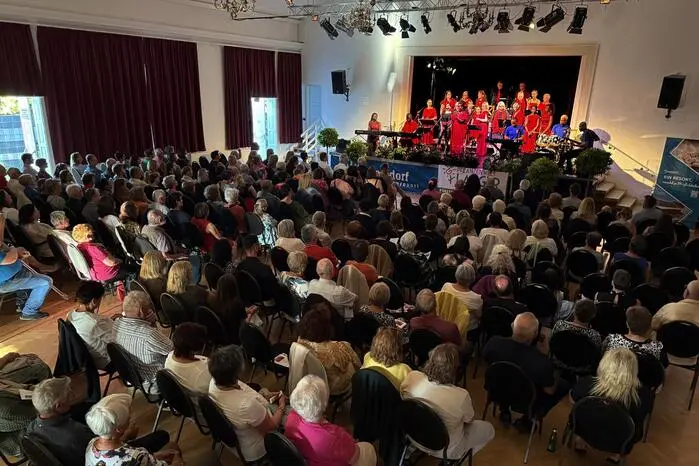 Die Bühne sowie der Saal im Grabher-Haus waren gefüllt.