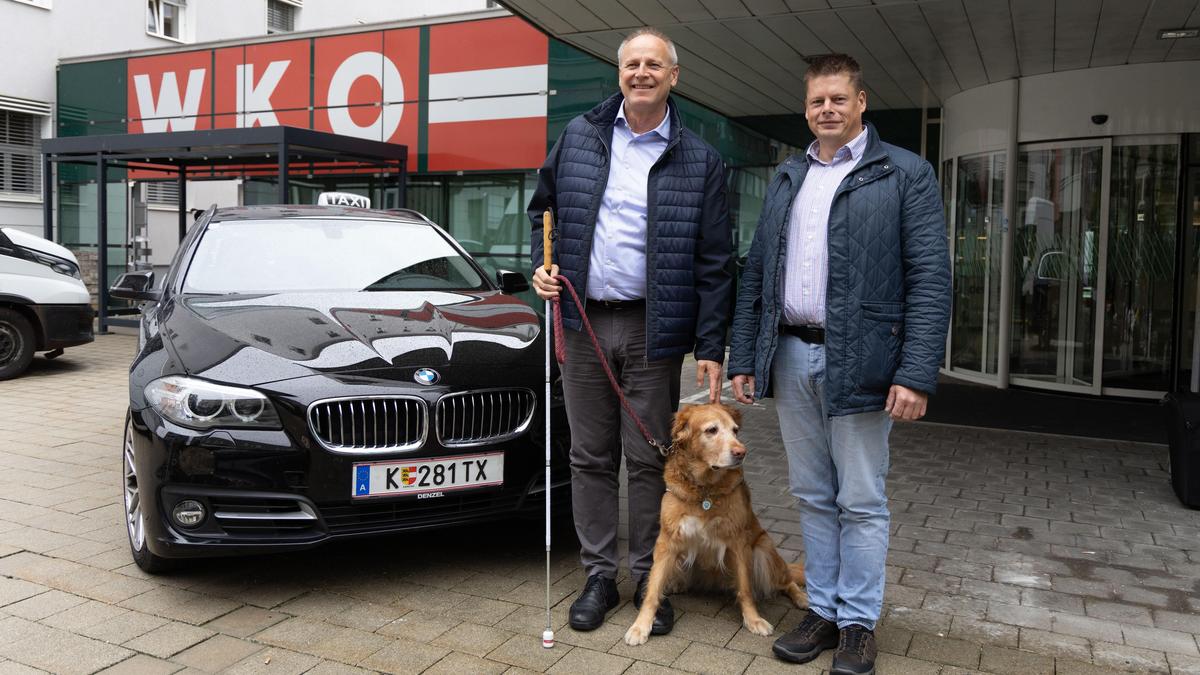 Heinz E. Pfeifer, seine Hündin Lynett und Christian Rumpelnig von der Wirtschaftskammer