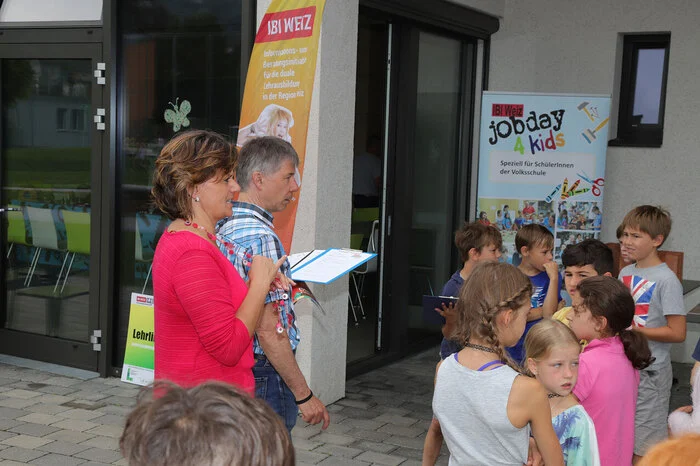 Es handelt sich um einen Ableger des Jobdays für ältere Schüler, der einmal im Jahr im Weizer Kunsthaus stattfindet. Organisiert werden beide veranstaltungen von der Weizer Lehrlingsinitiative IBI.