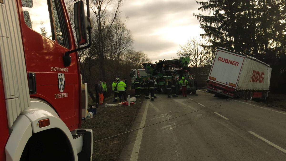 Der Lkw stürzte über eine Böschung und blieb seitlich auf einer Wiese liegen