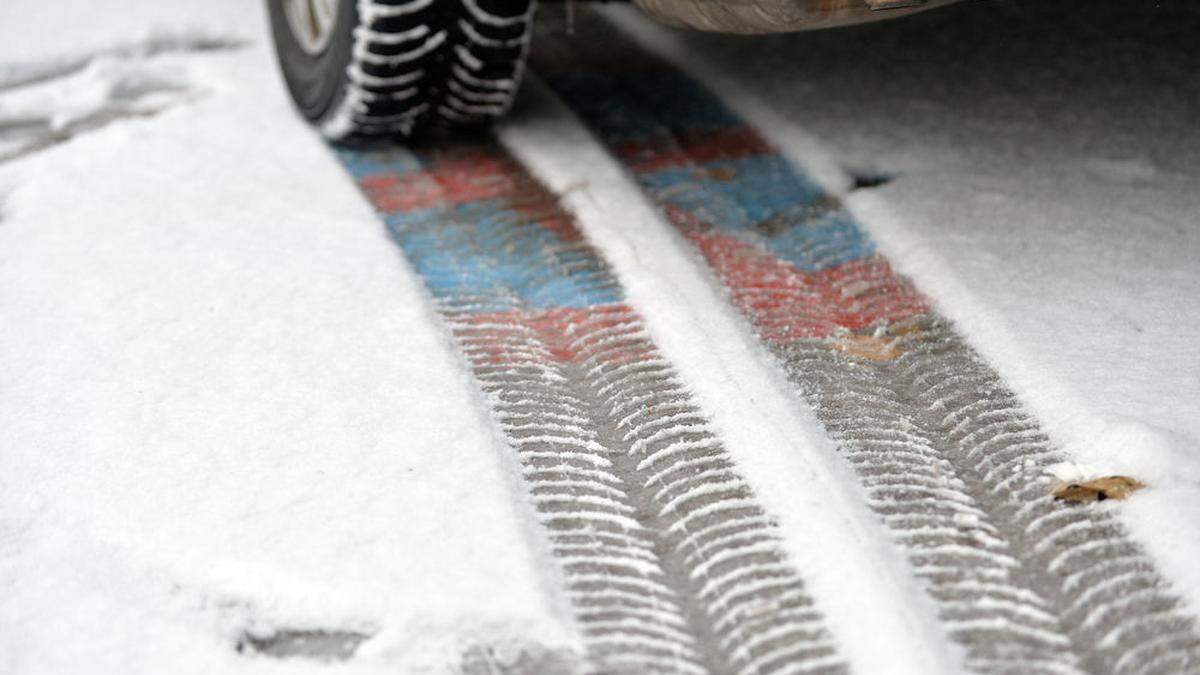 Bei Fahrten im Schnee: Runter vom Gas und Abstand halten!