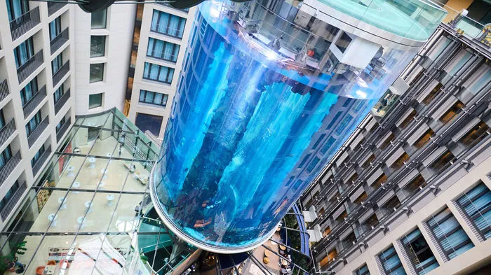 Das Riesen-Aquarium Aquadom im Berliner Hotel Dom Aquarée ist geplatzt.
