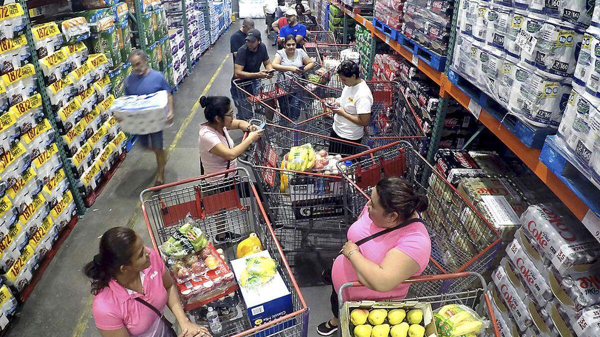 Alle Einwohner sollten sich für drei Tage mit Wasser und Nahrungsmitteln eindecken, forderte der Gouverneur von Florida, Rick Scott die Bewohner des US-Bundesstaats auf - in den Supermärkten bildeten sich Schlangen