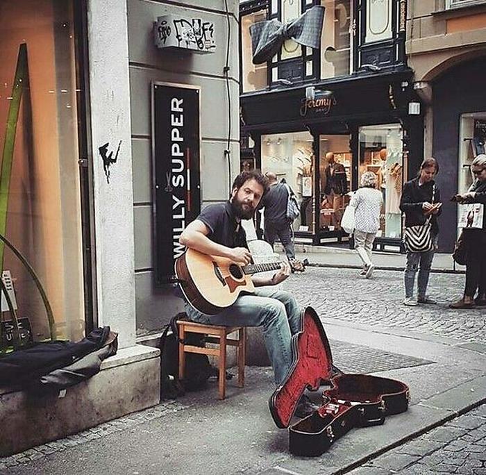 Gitarrist Gernot Schreithofer ist schon erprobt in Straßenmusik.