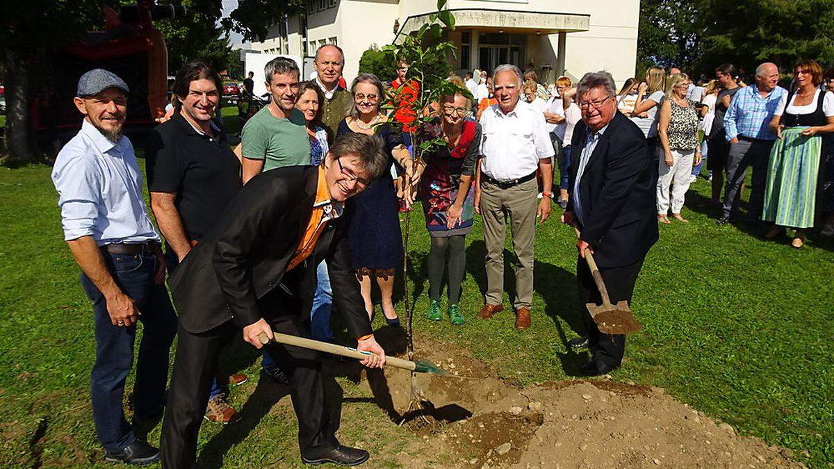 Bei der Eröffnung wurde ein Nussbaum gepflanzt