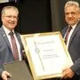 Martin Kulmer überreichte die Ehrung an Gerhard Mock