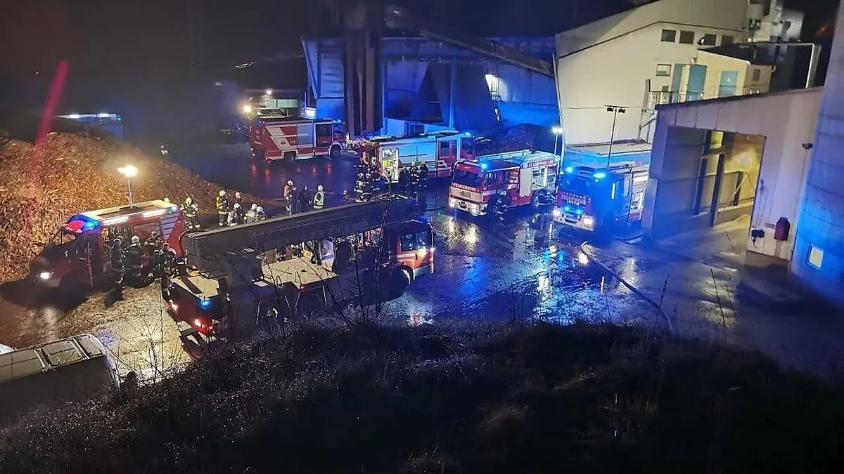 Ein Übergreifen der Flammen auf andere Gebäude konnte verhindert werden