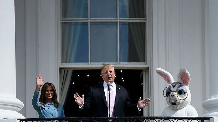 Hunderte Kinder und ihre Familien haben am Ostermontag in Washington die Chance ergriffen, auf Tuchfühlung mit dem US-Präsidenten zu gehen. Donald Trump und seine Frau Melania hatten zum traditionellen Ostereirollen (Easter Egg Roll) im Garten des Weißen Hauses geladen.
