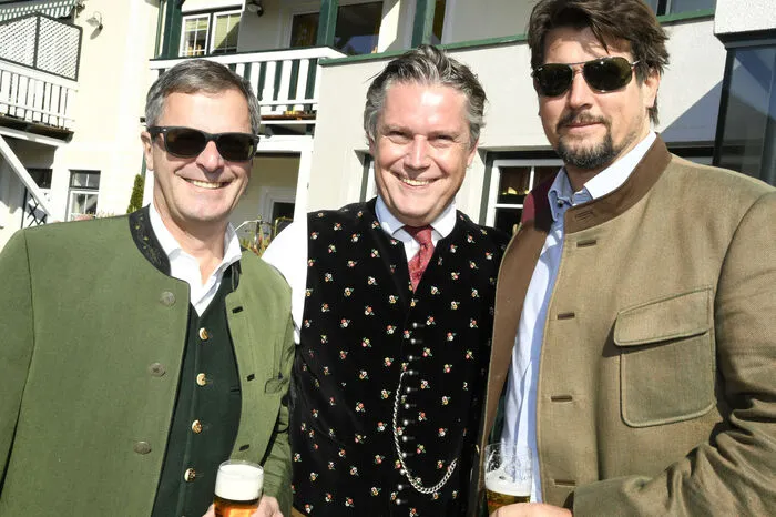 Sigismund Mörisch, flankiert von den Präsidenten Erfried Bäck (Kärntens Notare) und Christoph Kulterer (Industriellenvereinigung Kärnten). Am Vorabend hatte der Hotelier eine Tombola unter seinen Hotelgästen zugunsten der Benefizaktion organisiert.