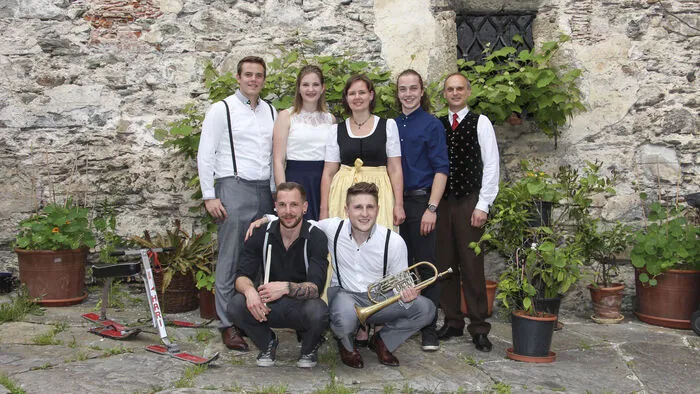 Manuel Edlinger, Lisa Truskaller, Caroline Gritzner, Johannes Buchreiter und Heimo Dullnig (hinten) sowie Anton Maier und Michael Mayer (vorne)