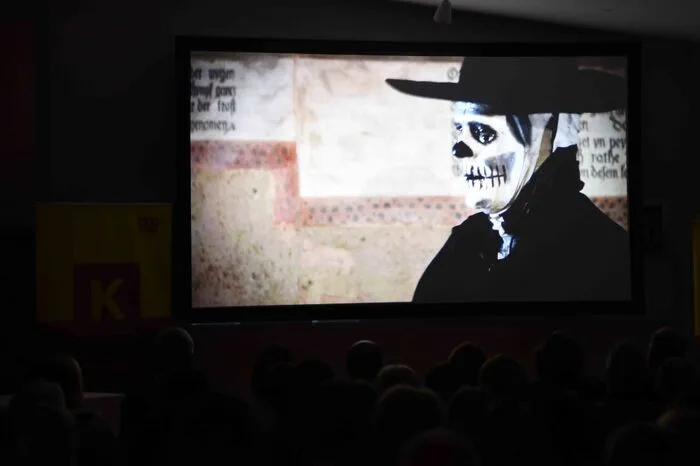 Der Tod wird in unserer schnelllebigen Gesellschaft nur allzu gerne ausgeklammert, ist aber dennoch allgegenwärtig. Den "Tod" beim Metnitzer Totentanz verkörpert seit vielen Jahren eindrucksvoll Bürgermeister Anton Engl-Wurzer (Szenenbild)
