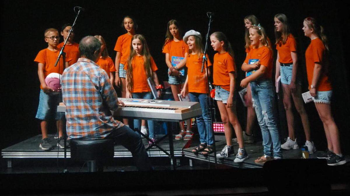 Auch der Kinderchor Weiz mit Chorleiter Johannes Steinwender hat ein Video im Kunsthaus aufgenommen