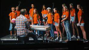 Auch der Kinderchor Weiz mit Chorleiter Johannes Steinwender hat ein Video im Kunsthaus aufgenommen