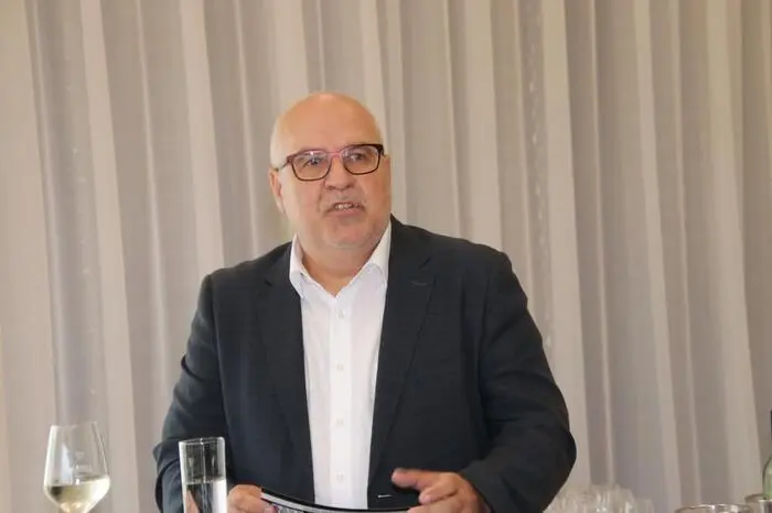 Bei der sehr fröhlichen, stimmungsvollen Vernissage am vergangenen Freitag im Gemeindeamt begrüßte Bürgermeister Kurt Riemer den Künstler als „besonderen Maria Lankowitzer“, hat dieser doch viele Jahre sehr erfolgreich beim FC Maria Lankowitz Fußball gespielt. 
