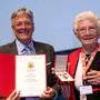 Landeshauptmann Peter Kaiser mit Gottfrieda Lamprecht 