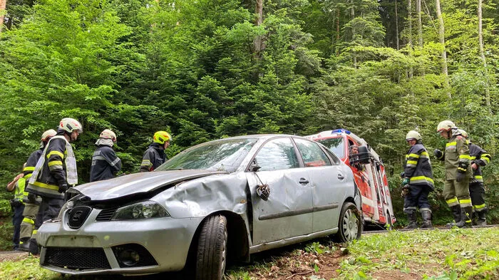 Die Feuerwehren von Aschau und St. Stefan i.R. bargen das Auto