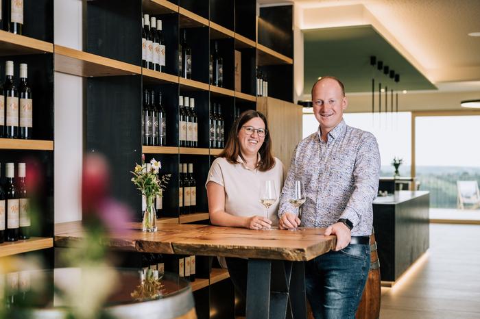 Katharina und Lukas Radl eröffneten kürzlich ihre Vinothek in Klöch