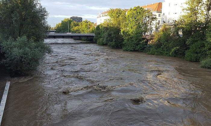 Die Mur in Graz führt Hochwasser