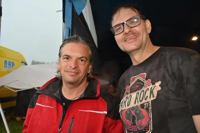 Moderiert wurde der unterhaltsame Renntag von Stefan Walcher und Rene Wallner. (Im Bild von links)
