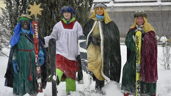 In Wald am Schoberpass sind die Sternsinger mit Skiern unterwegs
