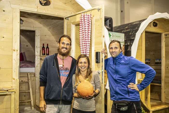 Die Villacher Sascha Jabali, Vanessa Rainer und Albert Torda (von links) verzichten beim Experiment "100 Stunden leben ohne Konsum" auf industriell gefertigte Produkte.