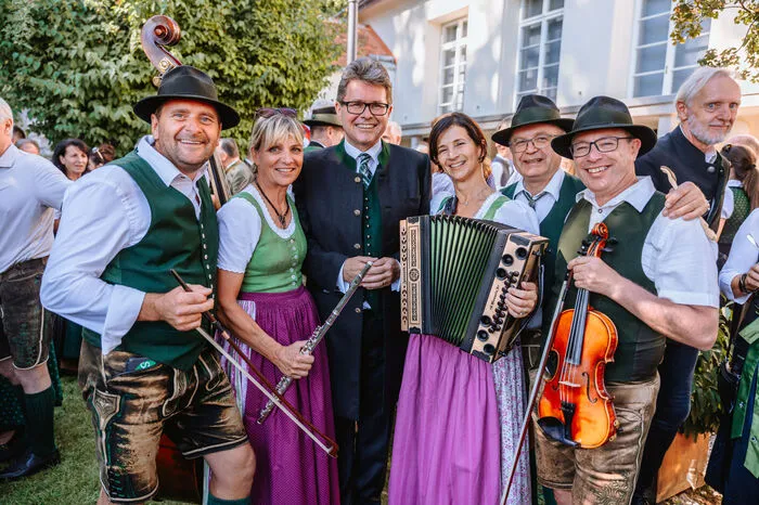 Bildungsminister Martin Polaschek mit der "Knöpferlstreich"  