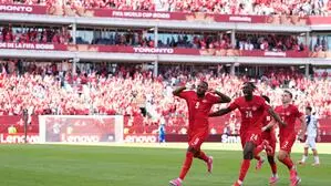 Cyle Larin (links) sicherte Kanada einen Punkt gegen Bosnien 