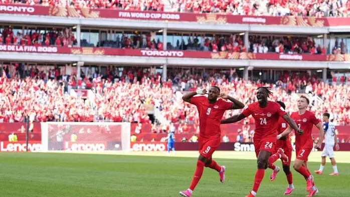 Cyle Larin (links) sicherte Kanada einen Punkt gegen Bosnien