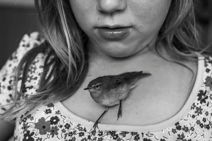 Eine Arbeit mit Österreichbezug gewann in der Kategorie „Langzeitprojekte“: In einfühlsamen Bildern begleitet die Serie „Ich bin Waldviertel“ der niederländische Fotografin Carla Kogelman seit 2012 das Aufwachsen der Geschwister Hannah und Alena, die mit ihrer Familie in Merkenbrechts nahe der tschechischen Grenze leben.