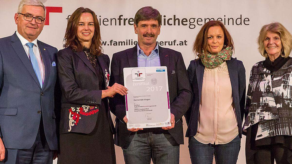 Bürgermeister Dietmar Ruggenthaler nahm mit Kathrin Berger das das Zertifikat für Virgen entgegen