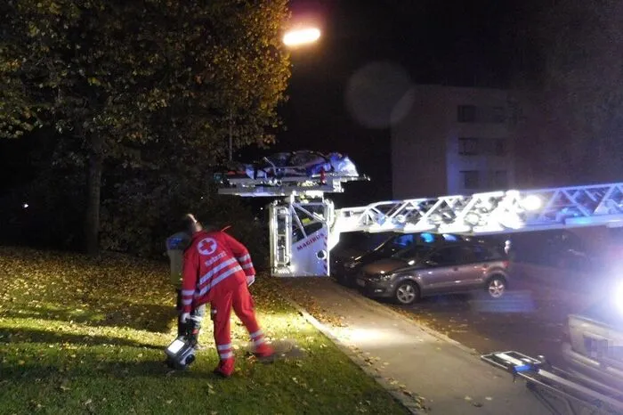 Die Parkplätze im Einsatzbereich waren durchwegs besetzt. Der Einsatz der Drehleiter gestaltete sich dementsprechend schwierig und zeitaufwändig....