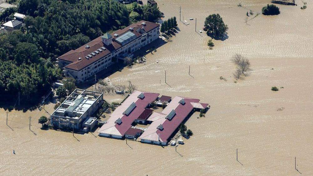 Ein Wirbelsturm ist am Wochenende über Teile Japans gefegt und hat schwere Überschwemmungen und Erdrutsche mit sich gebracht