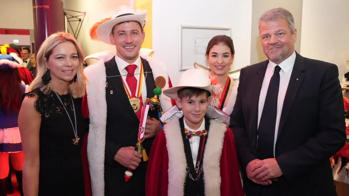 Das Prinzenpaar Hannes Suntinger und Magdalena Berger sowie Kinderprinz Arthur Schober mit Evelyn und Gerhard Köfer.