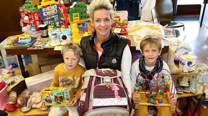 Viele Eltern nutzten den Flohmarkt, um zu stöbern, zu verkaufen und zu kaufen. Auch Melanie Obmann mit ihren Söhnen Dennis (links) und David