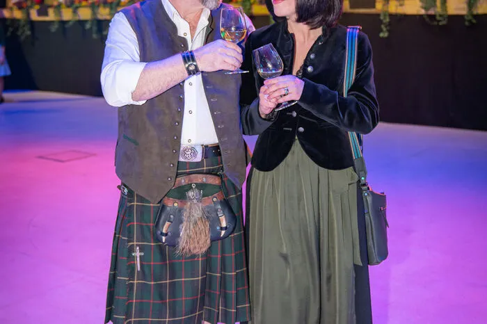 Klassisches Grün und Schwarz wählte Viktoria Sommer, Thomas Sommer schlüpfte für den Ball in seinen Kärntner Kilt.