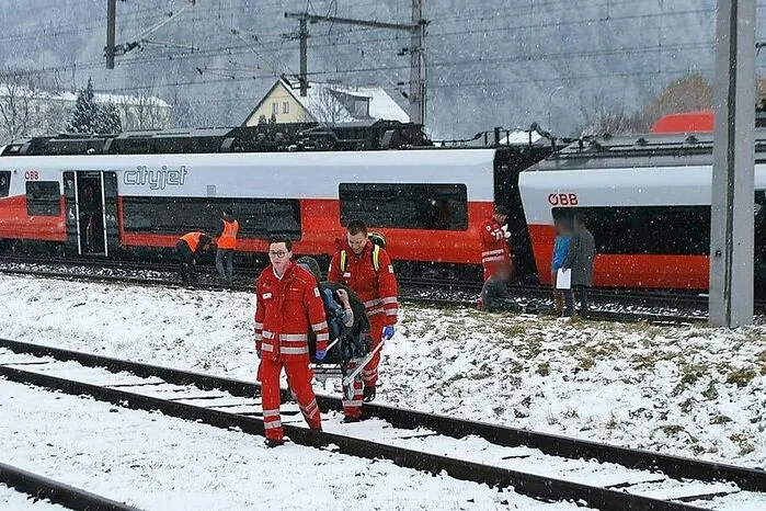 Die Verletzten wurden in umliegende Spitäler eingeliefert. Der Einsatz von Hubschraubern ist wetterbedingt nicht möglich.