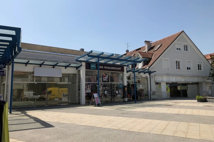 In der Birkfelder Straße sieht es aber noch recht traurig aus. Gleich zwei Geschäfte fast nebeneinander auf einem attraktiven Plätzchen stehen leer.