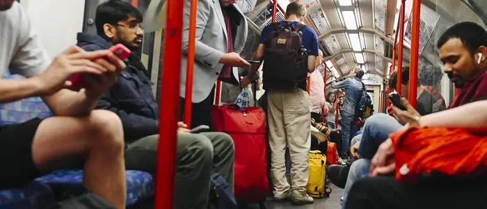 Premier Andy Burnham setzt Maßnahmen gegen Lärm in Bussen und Zügen