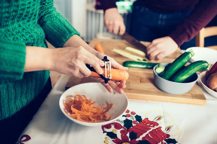 Oft landen sie in der Tonne, obwohl sie eigentlich zu schade dafür sind – denn abgesehen von einigen Ausnahmen sind die meisten Obst- und Gemüseschalen essbar