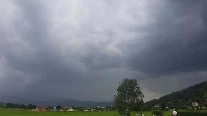 Klicken Sie sich durch die aktuellen Unwetter-Bilder unserer Leser!