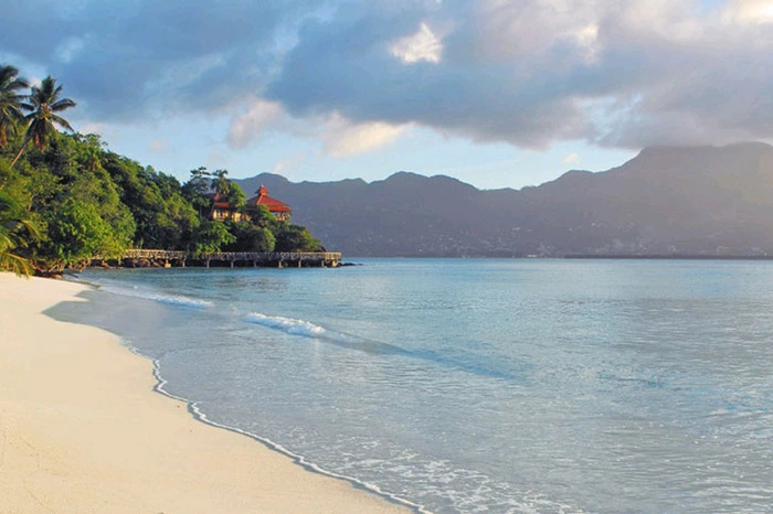 Sainte Anne Island: Unterwasserparadies. Nordöstlich von Mahé, mitten im Marine National Park, liegt die 220 Hektar große Insel Sainte Anne Island. Das einzigartige vorgelagerte Korallenriff ist ein Paradies für Tauchfans. Die farbenfrohe Unterwasserwelt beeindruckt mit ihren unzähligen Fischarten, Korallen, Seeanemonen und exotischen Algen. Und das Beste: Weite Teile dieses Riffs, zu dem Urlauber einfach vom Strand aus schwimmen, sind noch ursprünglich und unzerstört. Mit etwas Glück sehen Taucher sogar Wale. Sainte Anne Island und das Sainte Anne Resort sind ein absolutes Must-See der Seychellen und Pflichtprogramm bei einem Inselhopping.
