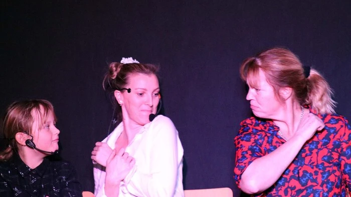 "NMS" mit Vanesa Urschitz, Dagmar Kschillova und Martina Piskernik. Kind zur Mutter: 'Wann bin ich geboren?' Mutter: 'Kurz nach Mitternacht.' Kind: '... und da warst du noch wach?'