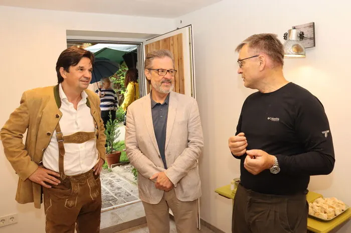 Zur Eröffnung konnten Lore und Bernhard Formann zahlreiche Freunde, neue Kunden und Ehrengäste aus Politik und Wirtschaft im neuen Hofladen begrüßen.
