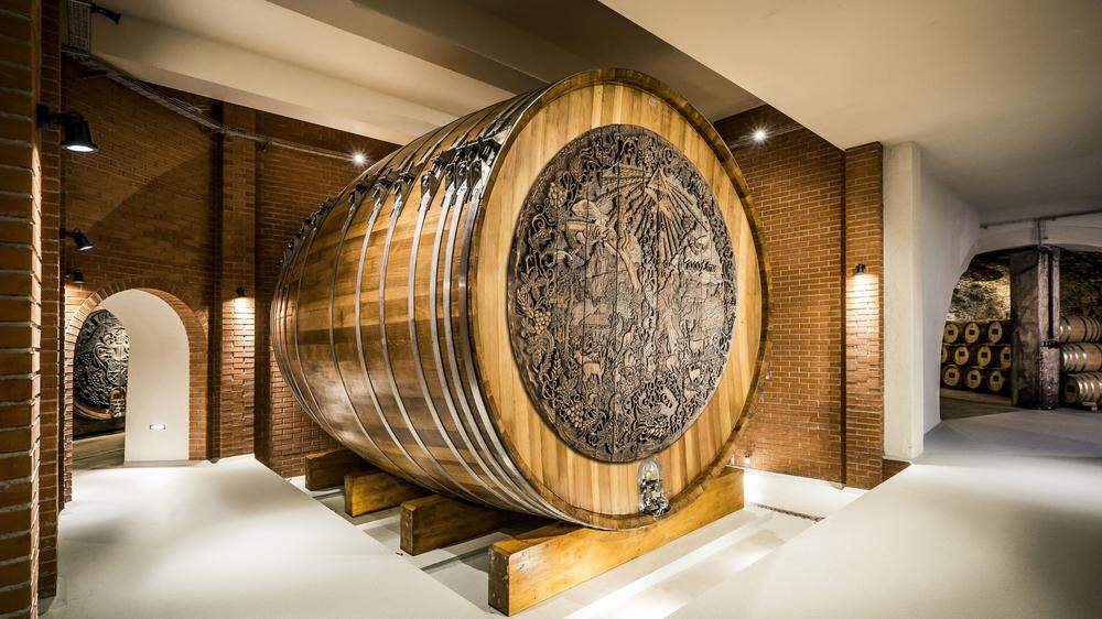 Eine Augenweide: das neue 1000- Eimerfass in der Weinkellerei Lenz Moser   