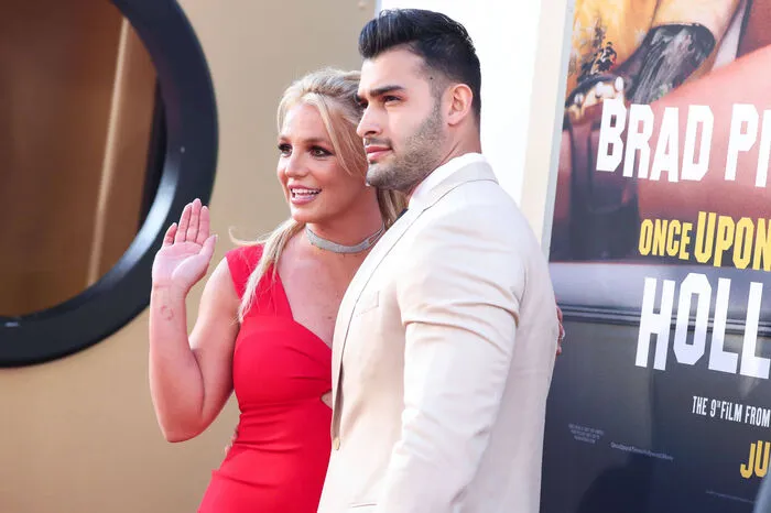 Britney Spears und Sam Asghari: Im August reichte der Fitnesstrainer die Scheidung ein - nur 14 Monate nach der Hochzeit. Ein Paar waren die Sängerin und Asghari bereits seit 2016, nachdem sie sich beim Dreh des Musikvideos zu "Slumber Party" kennengelernt hatten. Für Spears geht damit bereits die dritte Ehe in die Brüche. 2004 war sie für 55 Stunden mit ihrem Jugendfreund Jason Alexander verheiratet, die Ehe mit Kevin Federline hielt immerhin drei Jahren (2004 bis 2007).